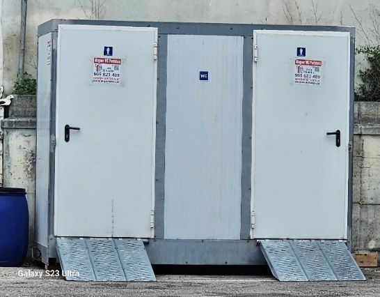 Contentor sanitário em cerâmica com duas portas e rampas