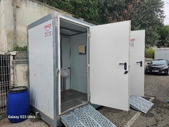 Contentor sanitário com as portas abertas