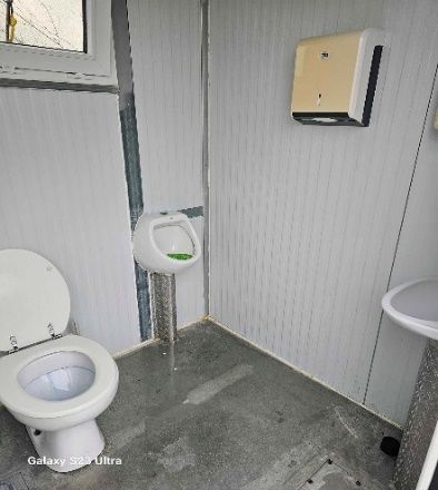 Cabina com sanita em cerâmica