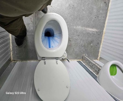 Urinol na cabina masculina
