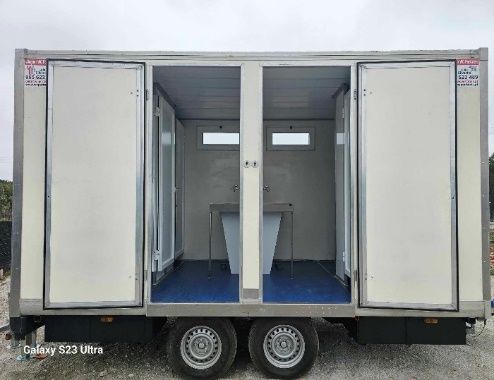 Atrelado sanitário em inox com três cabinas