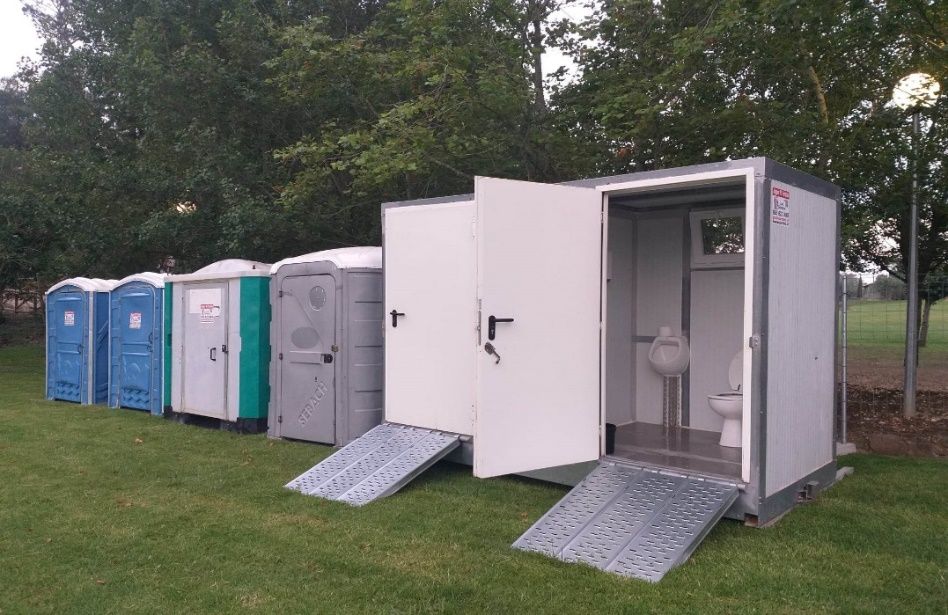 Contentor sanitário instalado junto a WC portáteis