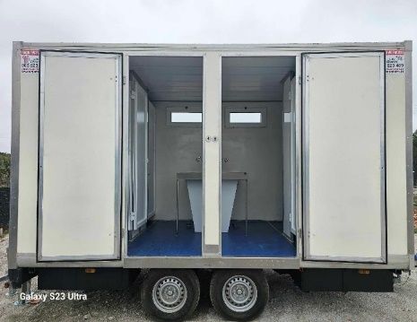 Atrelado sanitário com as cabinas abertas
