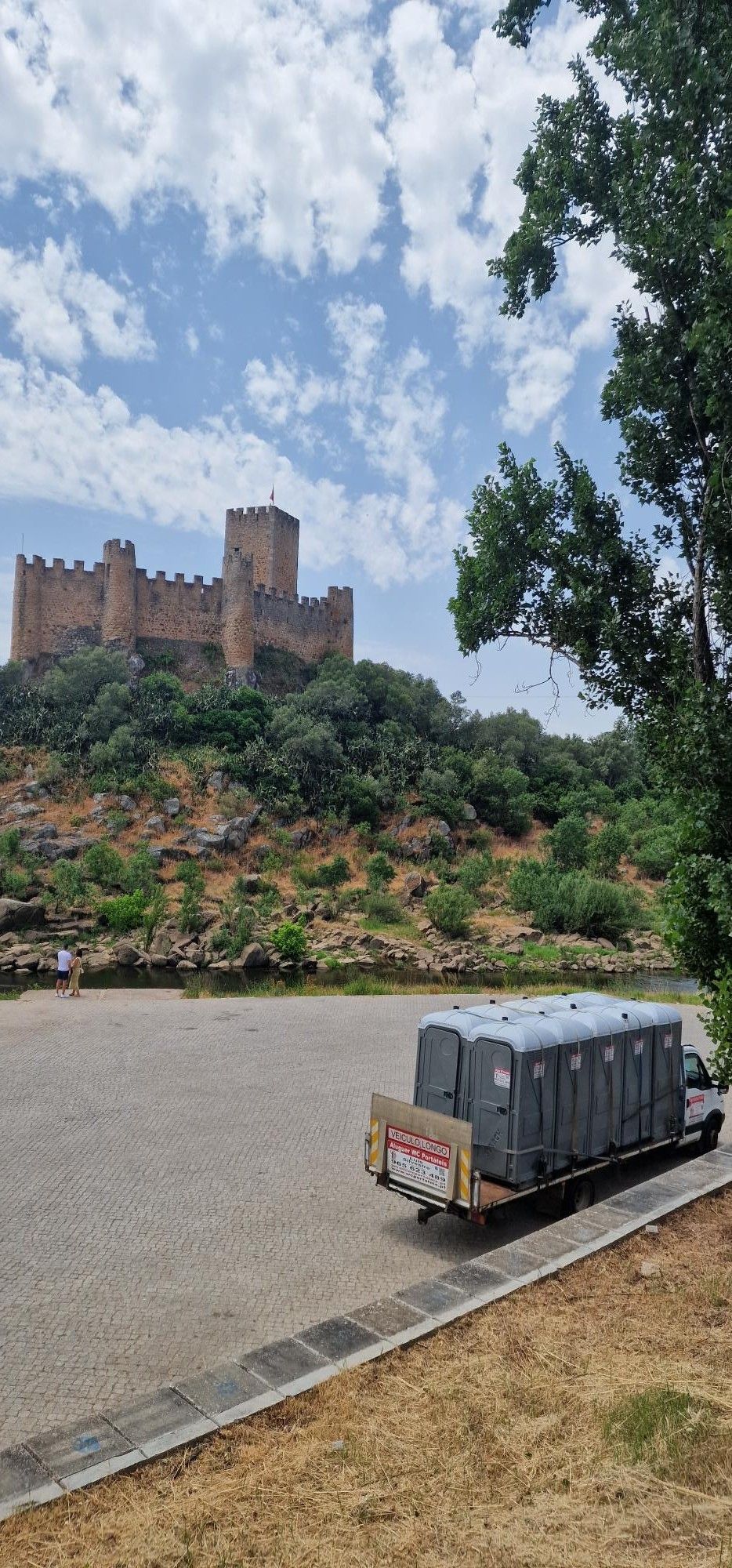 Camião carregado de WC portáteis junto ao Castelo de Almourol