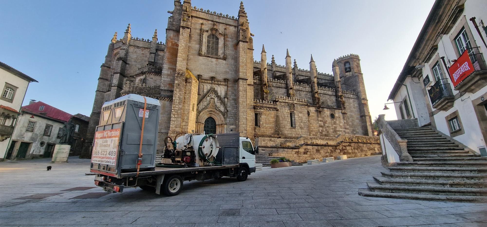 Camião da WC Portáteis com uma cabina carregada em frente à Sé da Guarda